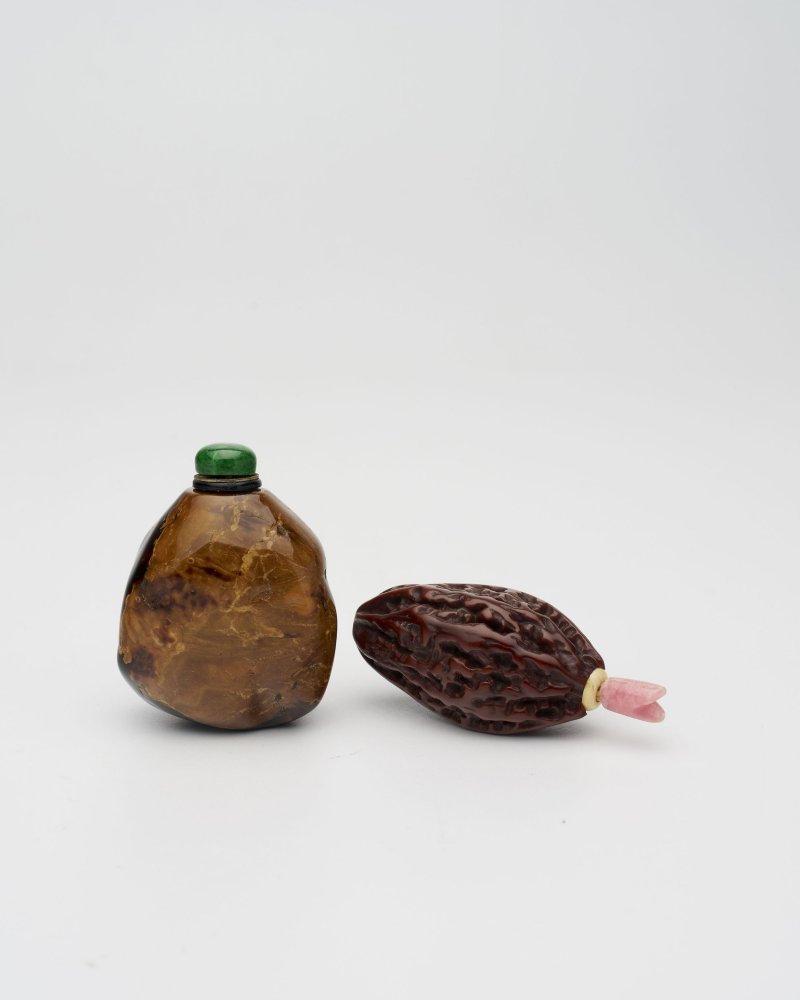 十九世紀 根珀、核桃鼻煙壺二件 | A ROOT AMBER AND A LACQUERED WALNUT SNUFF BOTTLE - 图16