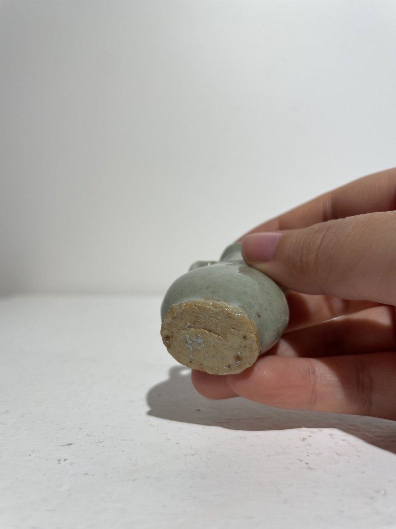 十九/二十世紀 青花⌈二甲傳臚⌋小梅瓶、豆青釉抱月瓶式鼻煙壺二件及鼻煙碟一件 （碟）⌈玩玉⌋青花楷書款 | TWO CERAMIC SNUFF BOTTLES AND A SNUFF DISH - 图4
