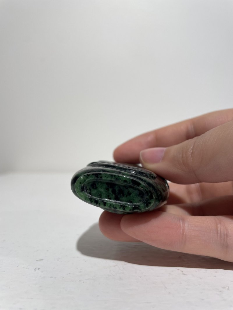 十九/二十世紀 碧玉⌈瓜瓞⌋、翡翠巧雕⌈連年有餘⌋、虎眼石⌈佛手⌋鼻煙壺三件 | A SPINACH JADE 'MELON', A JADEITE 'LOTUS' AND A TIGER'S EYE 'FINGER CITRON' SNUFF BOTTLES - 图12
