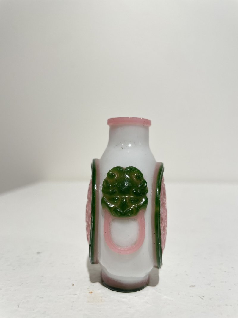 十九/二十世紀 粉地套白玻璃蓮花紋、白地套雙色玻璃萬字紋鼻壺煙二件 | A BI-COLOUR OVERLAY MILKY GLASS, AND A WHITE OVERLAY PINK GLASS 'LOTUS' SNUFF BOTTLE - 图4