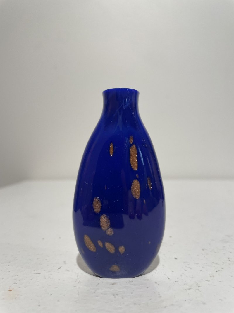 十九/二十世紀 仿雄黃玻璃蘭蝶紋、藍地灑金星玻璃鼻煙壺二件 | A GLASS SNUFF BOTTLE IMITATING REALGAR AND A SAPPHIRE-BLUE AVENTURINE-GLASS SNUFF BOTTLE - 图23