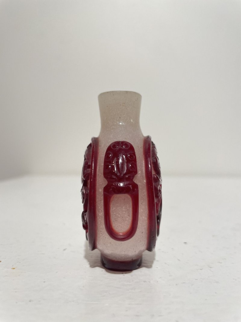 晚清 霏雪地套紅玻璃⌈龍•寅虎納福⌋、龍紋鼻煙壺二件 | TWO RED OVERLAY GLASS 'DRAGON' AND 'TIGER' SNUFF BOTTLES - 图6