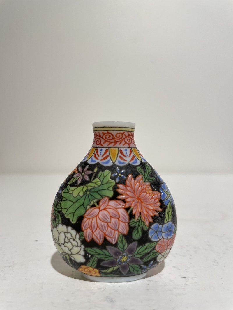 十九/二十世紀 白地套綠玻璃花鳥紋、淺綠地套三色玻璃蝶戀花紋、白地套藍玻璃行龍紋、玻璃胎畫琺琅花卉紋、多色玻璃葫蘆式、白地套墨黑玻璃印章紋鼻煙壺七件 其二⌈古月軒⌋藍料楷書款、⌈乾隆年製⌋青花楷書款 | SEVEN GLASS SNUFF BOTTLES - 图68