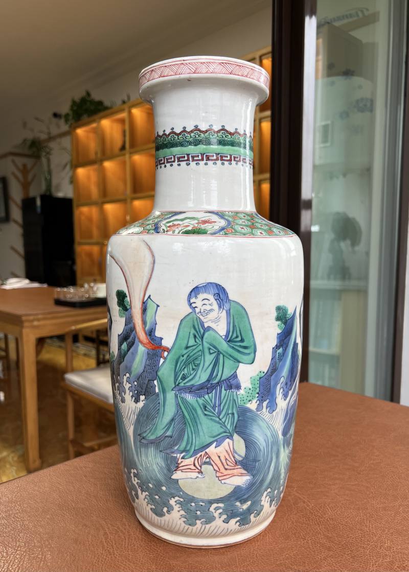 清康熙 斗彩刘海招财图棒槌瓶 - 图4