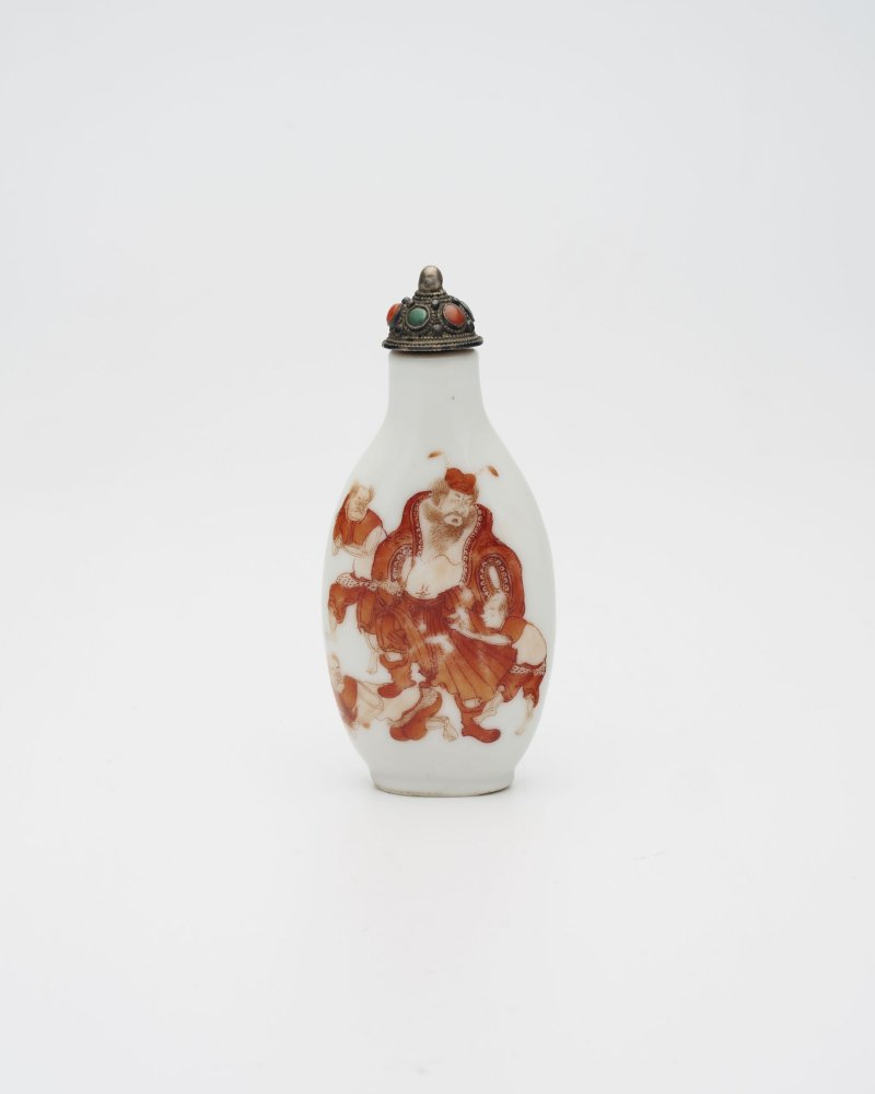 十九世紀中葉 礬紅彩⌈鍾馗⌋鼻煙壺 原底款磨損 | AN IRON-RED PAINTED 'ZHONG KUI' SNUFF BOTTLE