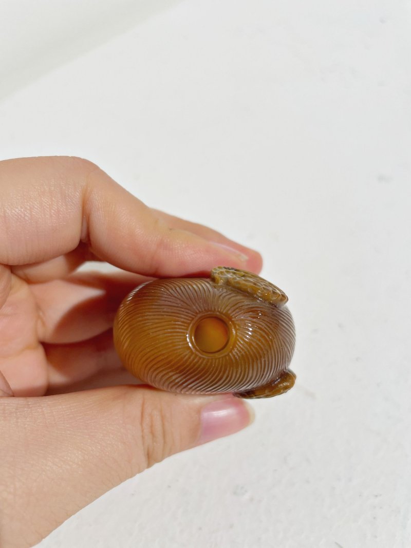 十九世紀 瑪瑙巧雕⌈花生·棗⌋鼻煙壺、紫水晶蓋 | AN AGATE 'JUJUBE AND PEANUT' SNUFF BOTTLE - 图4