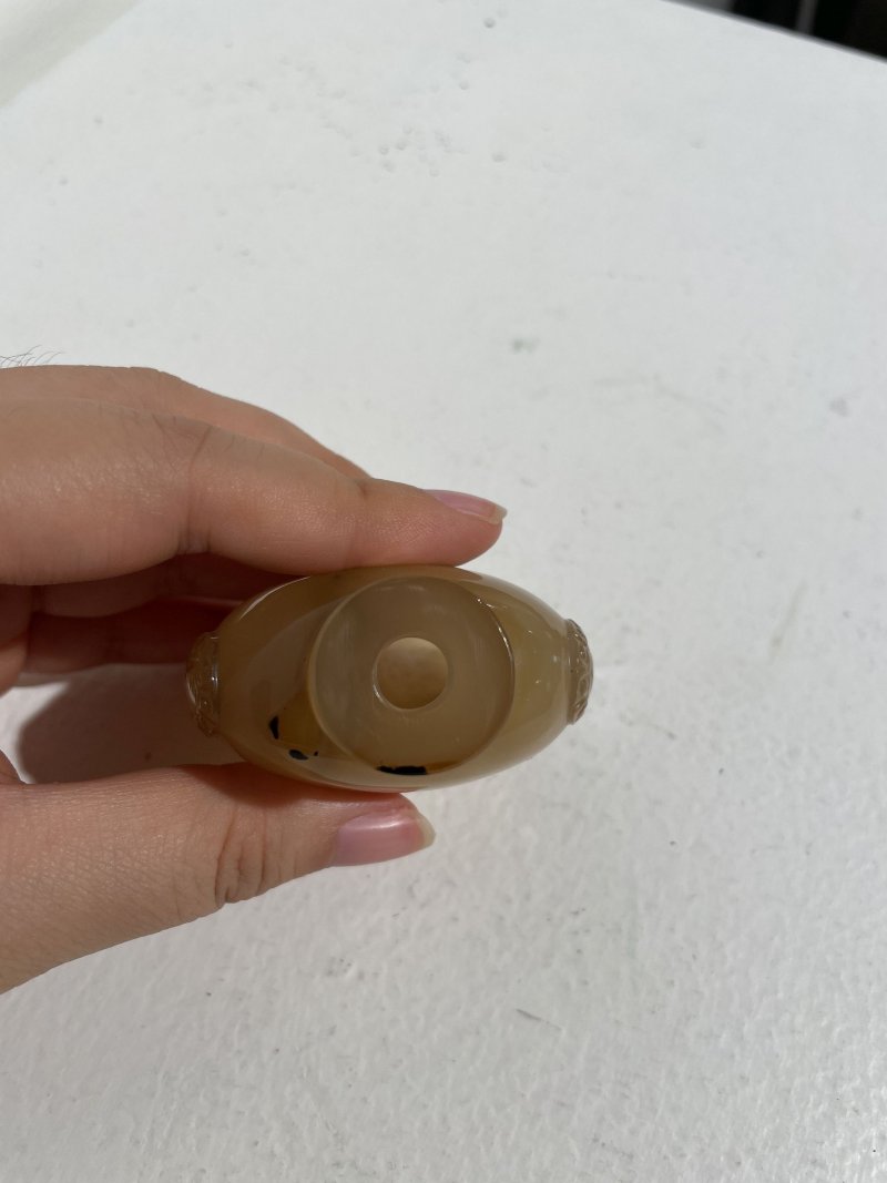 十九世紀 影瑪瑙⌈松鼠葡萄⌋鼻煙壺 | A SHADOW AGATE 'SQUIRREL AND GRAPES' SNUFF BOTTLE - 图4