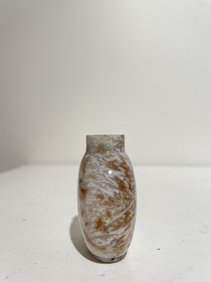 十九世紀 灯心草瑪瑙鼻煙壺、珊瑚點翡翠蓋 | A 'MACARONI' AGATE SNUFF BOTTLE - 图15