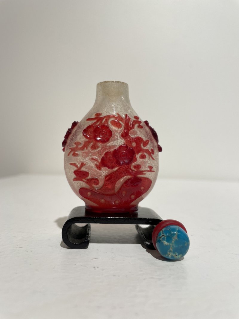 十九世紀 霏雪地套紅玻璃梅樹紋鼻煙壺 | A RED OVERLAY GLASS 'PRUNUS TREE' SNUFF BOTTLE - 图9
