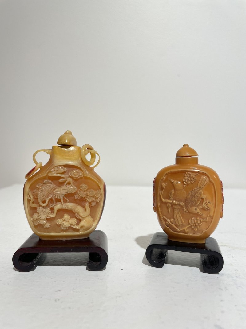 十九/二十世紀 鶴頂紅「喜上眉梢」、「松鶴延年」鼻煙壺二件 | TWO HORNBILL 'CRANE' AND 'MAGPIE' SNUFF BOTTLES - 图36