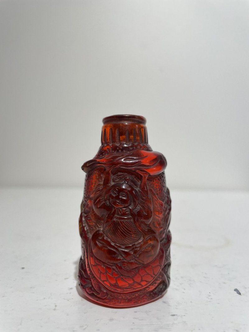 二十世紀 料仿琥珀神人玄武紋鼻煙壺 | A GLASS 'MYTHICAL FIGURE AND XUANWU' SNUFF BOTTLE IMITATING AMBER - 图16