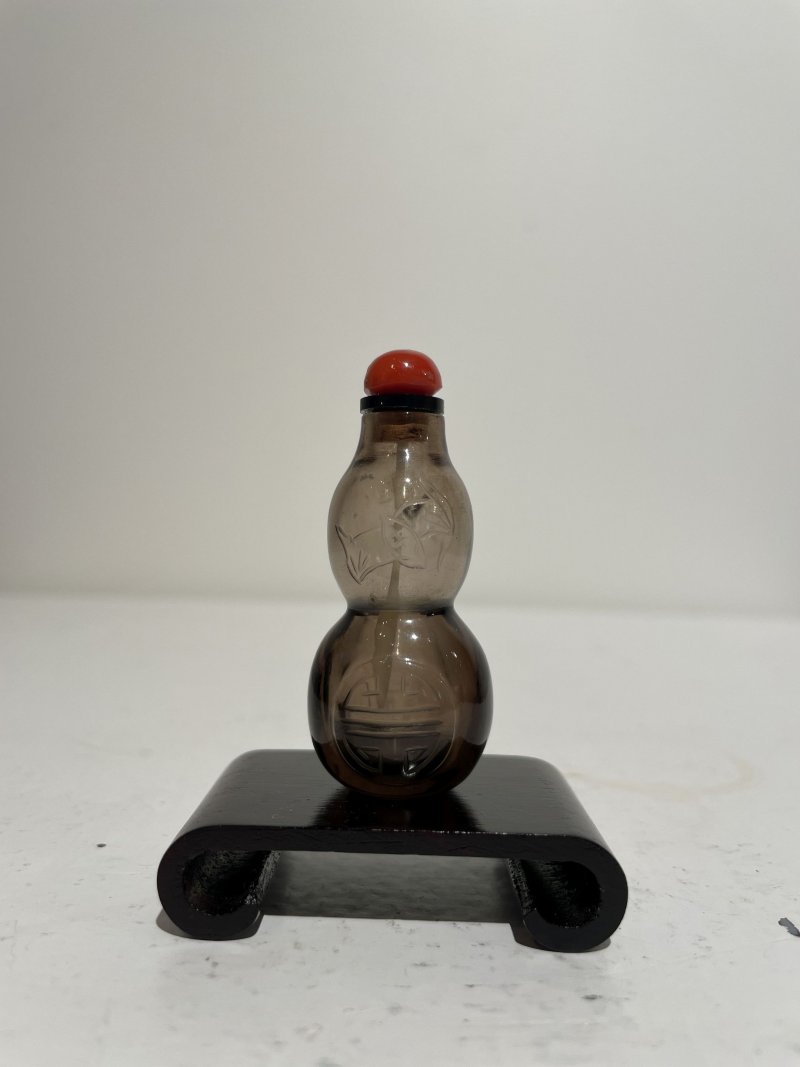 十九世紀 煙晶福壽葫蘆形鼻煙壺 | A SMOKEY CRYSTAL GOURD-SHAPED 'BAT AND SHOU CHARACTER' SNUFF BOTTLE - 图11
