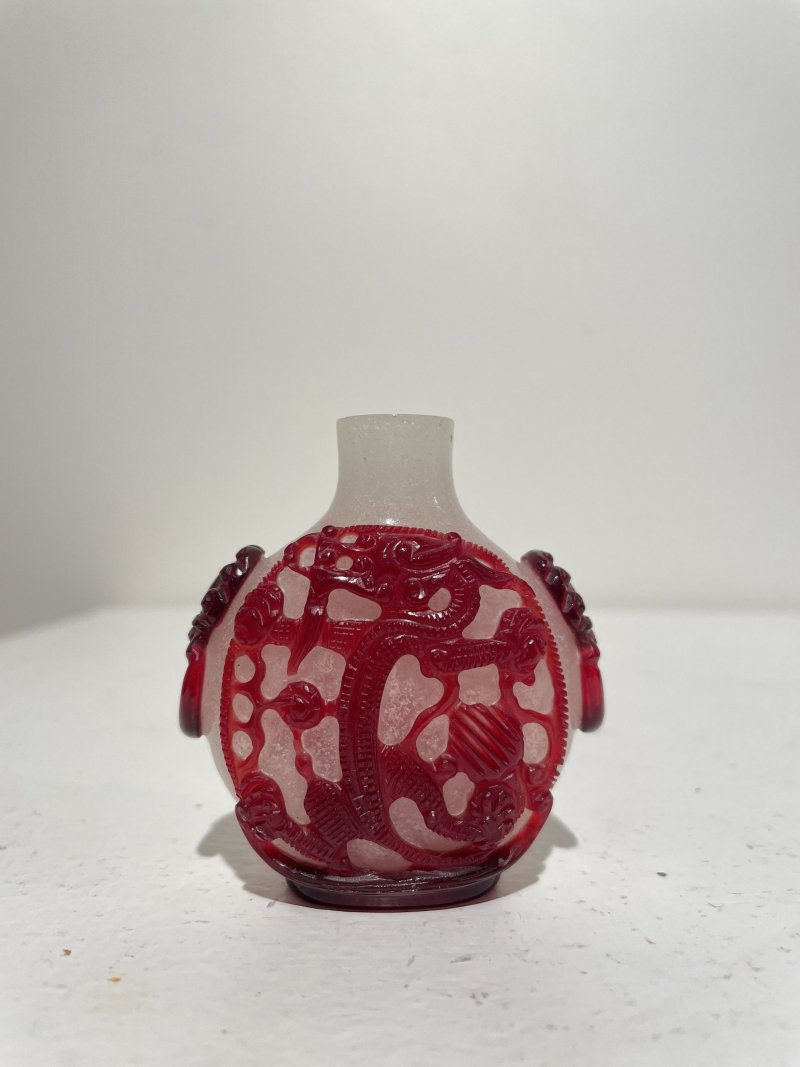 晚清 霏雪地套紅玻璃⌈龍•寅虎納福⌋、龍紋鼻煙壺二件 | TWO RED OVERLAY GLASS 'DRAGON' AND 'TIGER' SNUFF BOTTLES - 图30