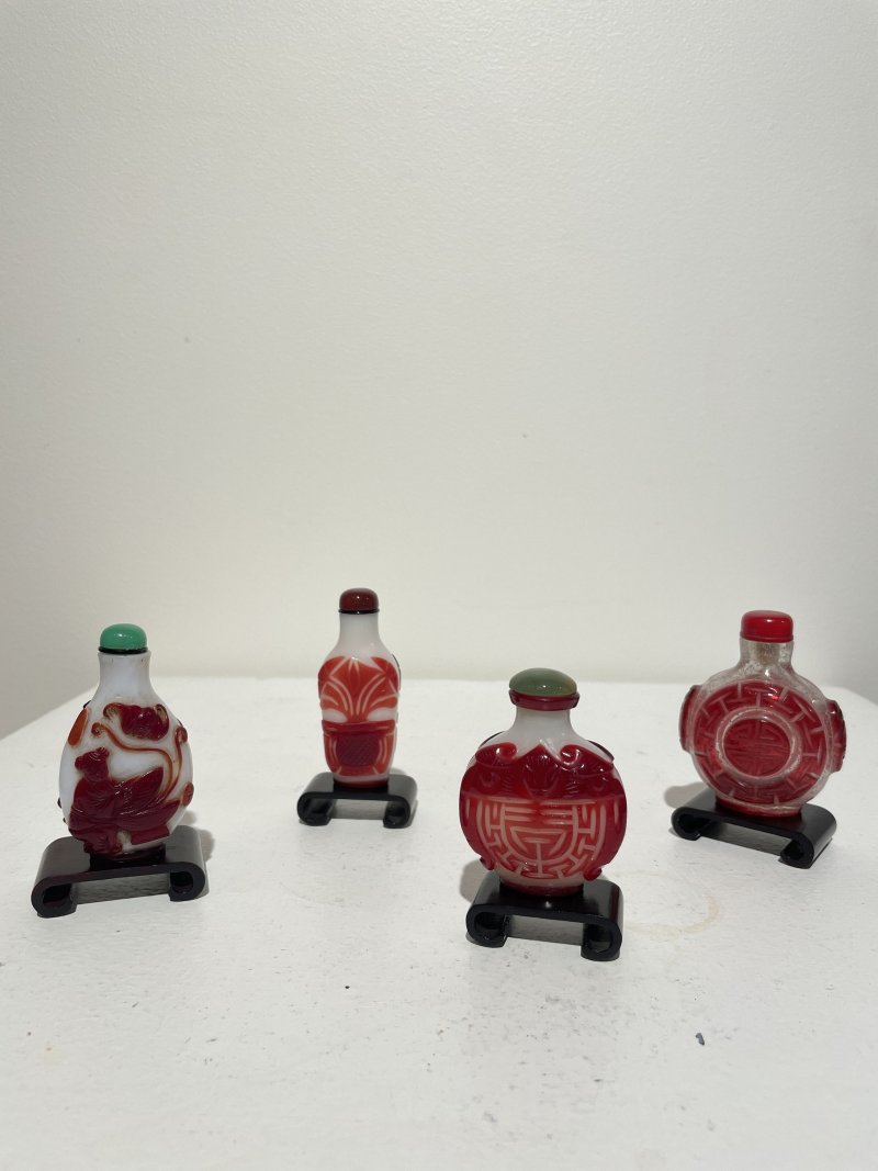 十九/二十世紀 白地套紅玻璃福從天降紋、盆景紋、福壽紋、霏雪地套紅玻璃團壽萬字紋鼻煙壺四件 | FOUR RED OVERLAY GLASS SNUFF BOTTLES - 图64