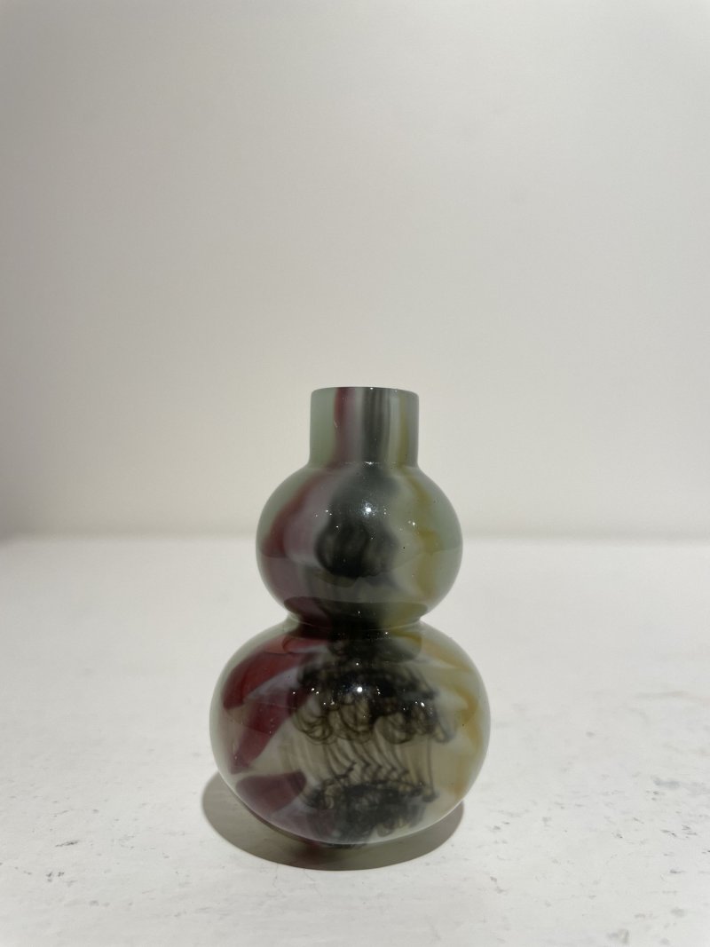 十九/二十世紀 白地套綠玻璃花鳥紋、淺綠地套三色玻璃蝶戀花紋、白地套藍玻璃行龍紋、玻璃胎畫琺琅花卉紋、多色玻璃葫蘆式、白地套墨黑玻璃印章紋鼻煙壺七件 其二⌈古月軒⌋藍料楷書款、⌈乾隆年製⌋青花楷書款 | SEVEN GLASS SNUFF BOTTLES - 图5