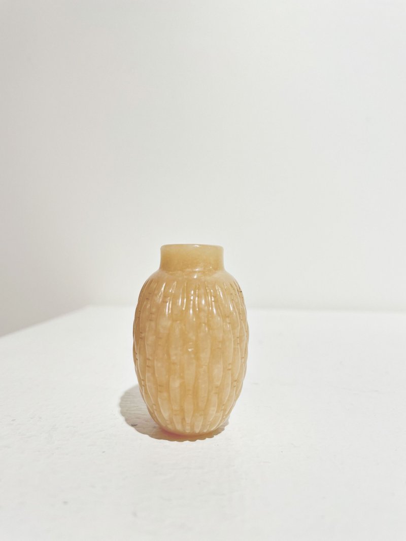 十九/二十世紀 黃玉竹簍紋鼻煙壺、翡翠蓋 | A YELLOW JADE 'WOVEN BASKET' SNUFF BOTTLE - 图6