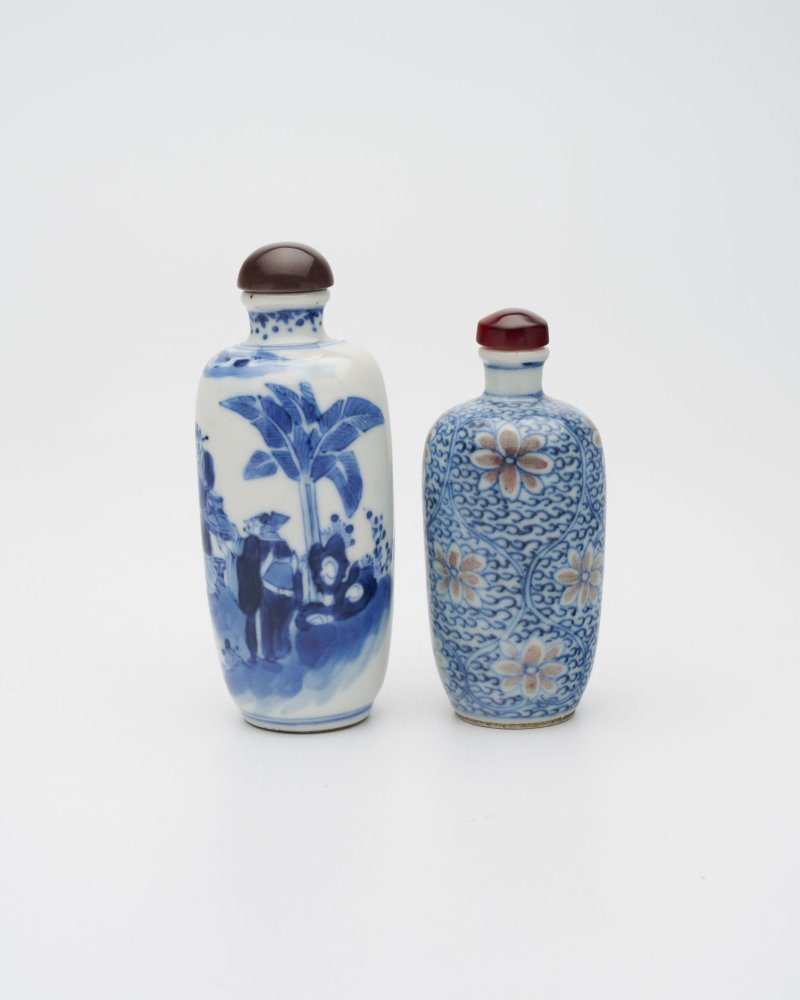 晚清至民國 青花釉裏紅蓮紋、青花人物紋鼻煙壺二件 | AN UNDERGLAZE-BLUE AND COPPER-RED 'LOTUS', AND A BLUE AND WHITE 'FIGURES' SNUFF BOTTLE