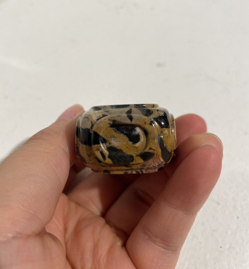 （壺）十八/十九世紀 抱子石素面鼻煙壺及煙碟 | A PUDDINGSTONE SNUFF BOTTLE AND A SNUFF DISH - 图4