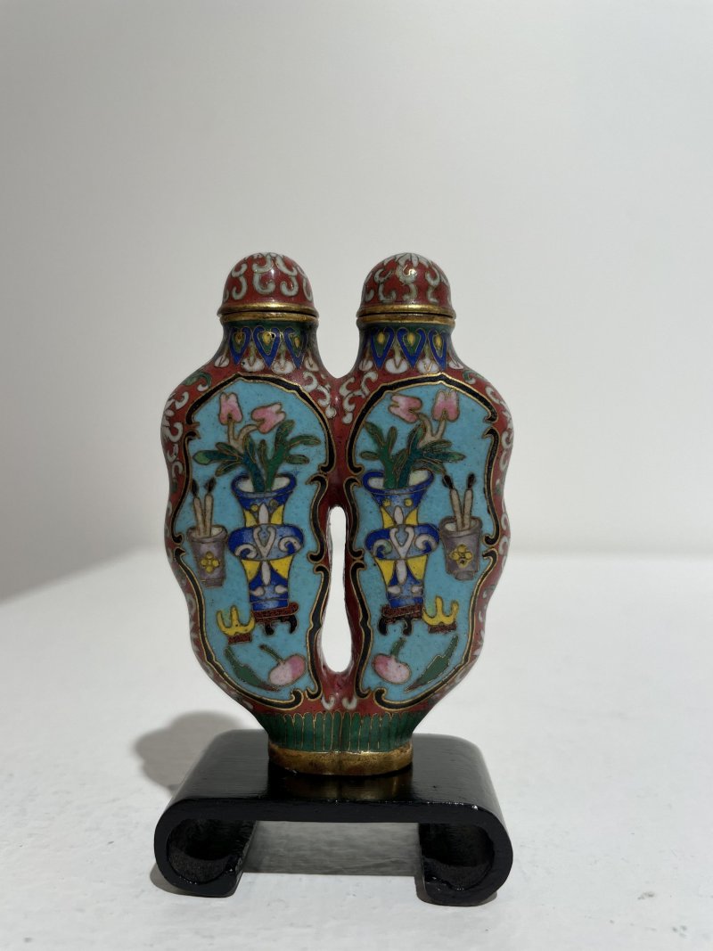 晚清 銅胎琺琅雙聯牛角形博古紋鼻煙壺 | A CLOISONNÉ DOUBLE SNUFF BOTTLE - 图11
