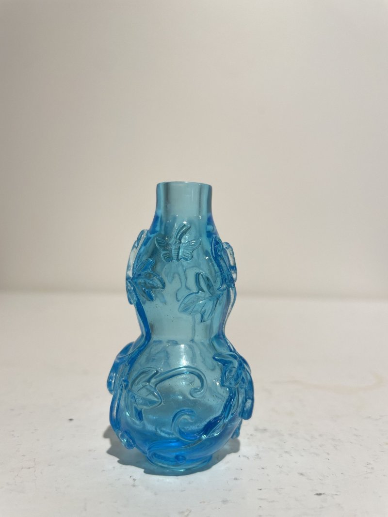 十八世紀中葉至十九世紀中葉 藍色玻璃花卉紋葫蘆形鼻煙壺 | A BLUE GLASS GOURD-SHAPED SNUFF BOTTLE - 图6