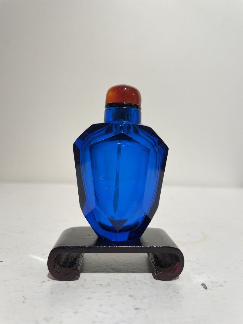 十八/十九世紀 藍玻璃磨花鼻煙壺 | A MULTI-FACETED BLUE GLASS SNUFF BOTTLE - 图9