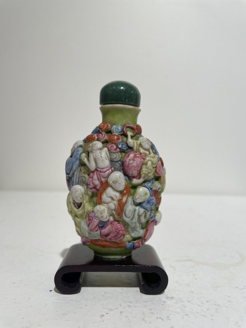 十九世紀 粉彩⌈十八羅漢⌋鼻煙壺 | A FAMILLE ROSE MOULDED 'ARHAT' SNUFF BOTTLE - 图11