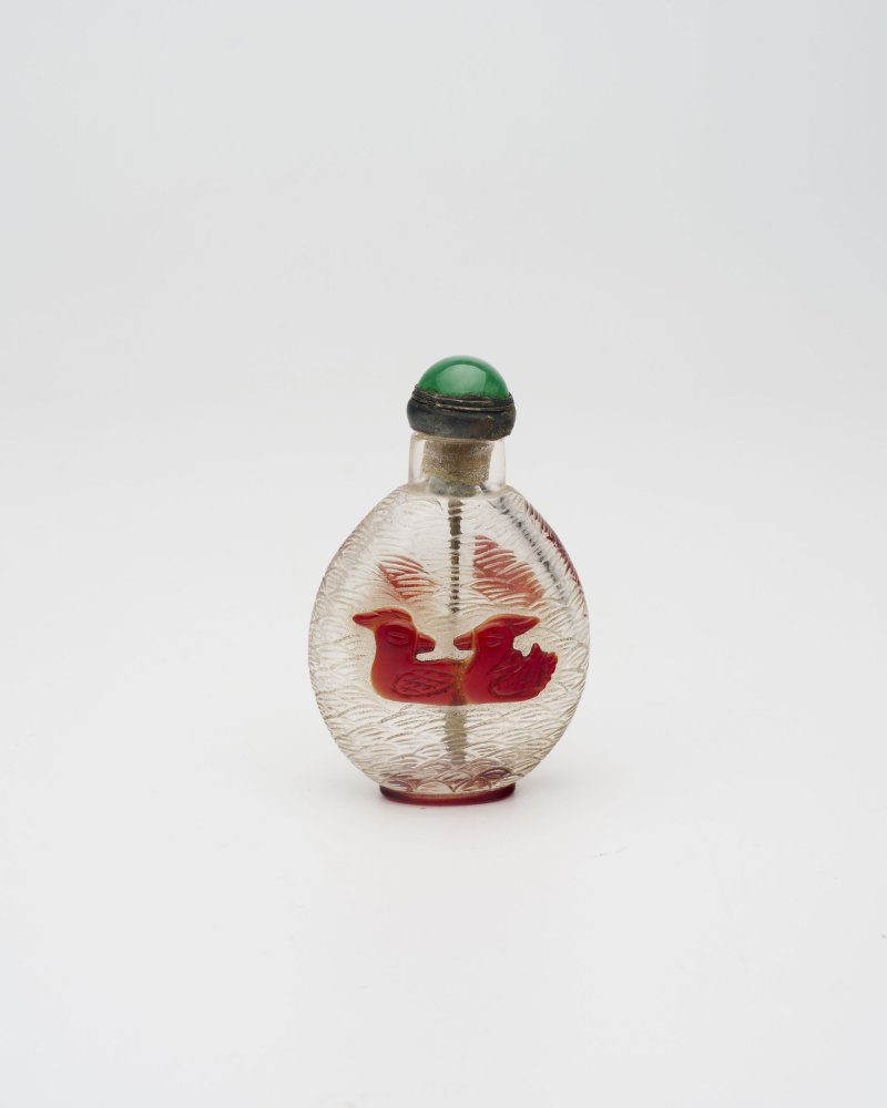 十九世紀 透明地套紅玻璃⌈鴛鴦戲水⌋鼻煙壺 | A RED OVERLAY GLASS 'MANDARIN DUCKS' SNUFF BOTTLE
