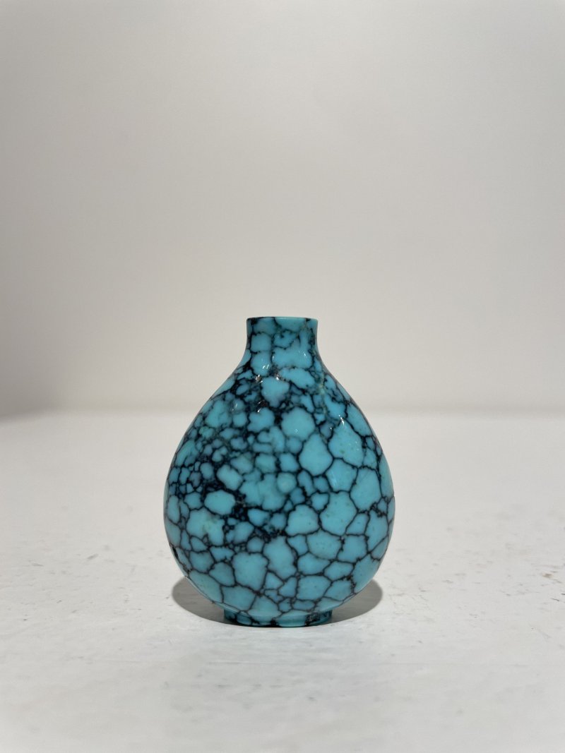 十九/二十世紀 抱子石、綠松石、水晶鼻煙壺三件 | A PUDDINGSTONE, A TURQUOISE, AND A ROCK CRYSTAL SNUFF BOTTLE - 图10