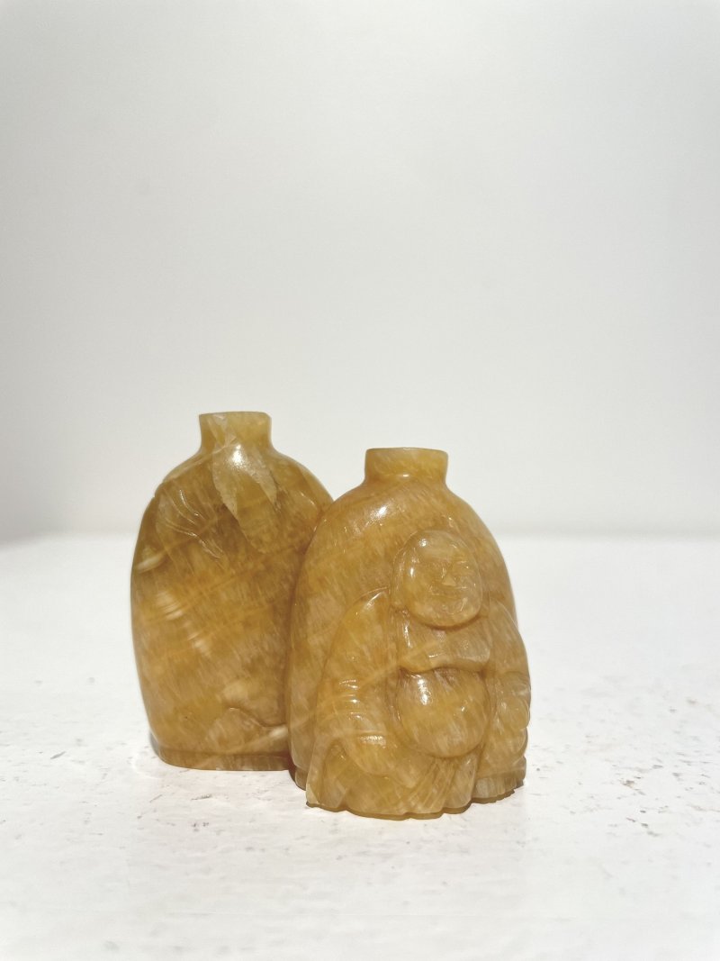 二十世紀 黃玉、硬石「宜壽」、孔雀石「松鶴延年」鼻煙壺三件及鼻煙碟一件 | A YELLOW JADE, A HARDSTONE, A MALACHITE SNUFF BOTTLE AND A SNUFF DISH - 图25