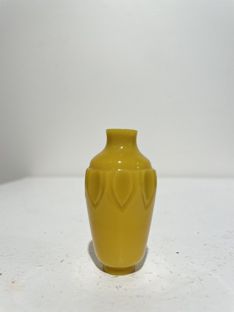 民國 雞油黃玻璃蓮瓣紋、「代代封侯」鼻煙壺二件及鼻煙碟二件 | TWO YELLOW GLASS SNUFF BOTTLES AND TWO SNUFF DISHES - 图38
