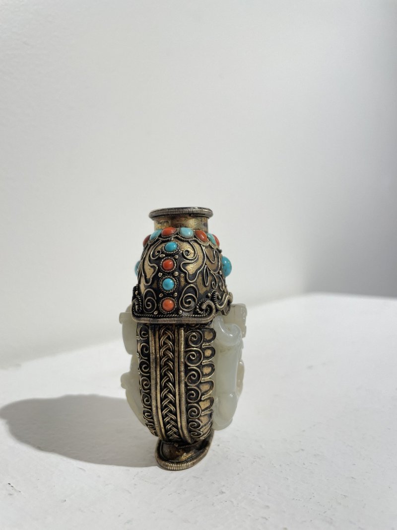 十八/十九世紀 白玉螭龍紋包銅鑲珊瑚綠松鼻煙壺 | A WHITE JADE 'CHI-DRAGON' SNUFF BOTTLE WITH INLAID AND GILT COPPER ENCASING - 图8