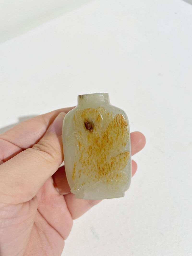 十九/二十世紀 白玉褐沁⌈百財⌋鼻煙壺 | A GREENISH WHITE JADE 'CABBAGE' SNUFF BOTTLE WITH RUSSET INCLUSION - 图20