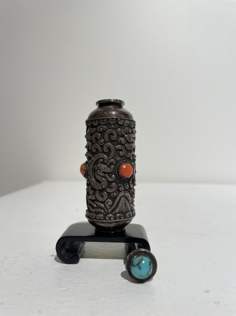 蒙古 十九世紀 銀胎嵌珊瑚綠松石鼻煙壺 | A SILVER SNUFF BOTTLE WITH CORAL AND TURQUOISE INLAYS - 图19