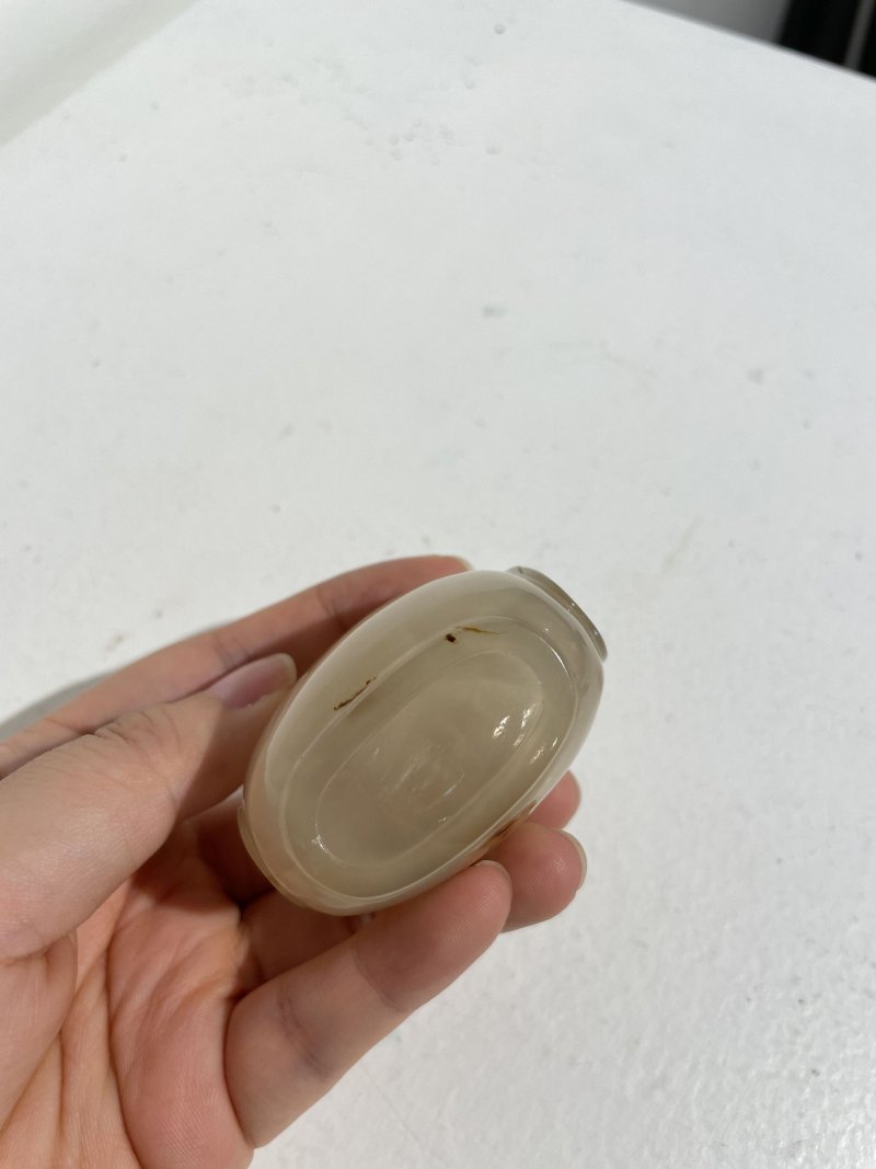 十九世紀 影瑪瑙蝶紋鼻煙壺 | A SHADOW AGATE 'BUTTERFLY' SNUFF BOTTLE - 图4