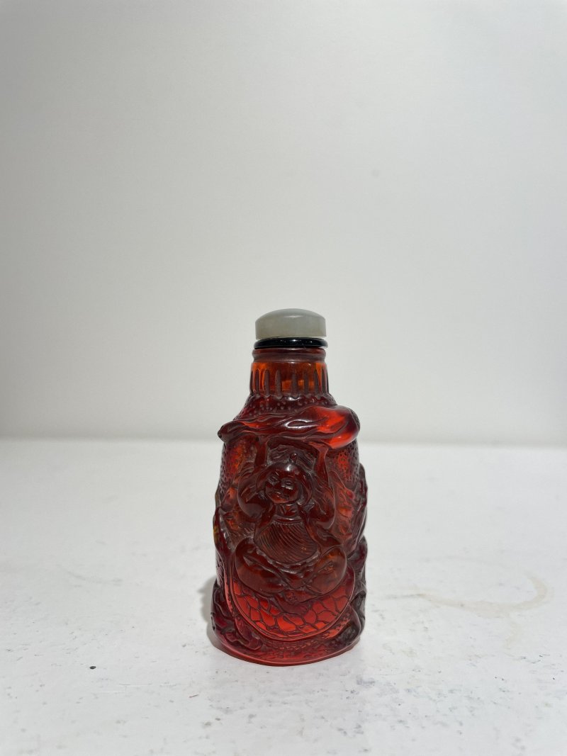 二十世紀 料仿琥珀神人玄武紋鼻煙壺 | A GLASS 'MYTHICAL FIGURE AND XUANWU' SNUFF BOTTLE IMITATING AMBER - 图9