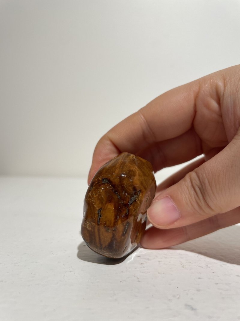 十九世紀 根珀、核桃鼻煙壺二件 | A ROOT AMBER AND A LACQUERED WALNUT SNUFF BOTTLE - 图11