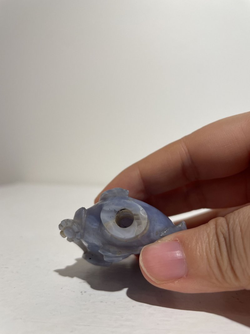 十九/二十世紀 橙色瑪瑙松鼠葡萄紋、紫色條帶瑪瑙雛菊紋鼻煙壺二件 | AN CHALCEDONY AGATE 'SQUIRREL' AND A STRIATED LAVENDER AGATE 'DAISY' SNUFF BOTTLE - 图30
