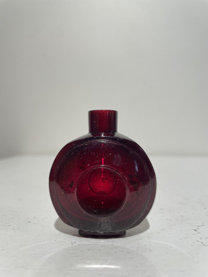 十九/二十世紀 寶石紅、藍玻璃鼻煙壺二件 | A RUBY-RED AND A BLUE GLASS SNUFF BOTTLES - 图8
