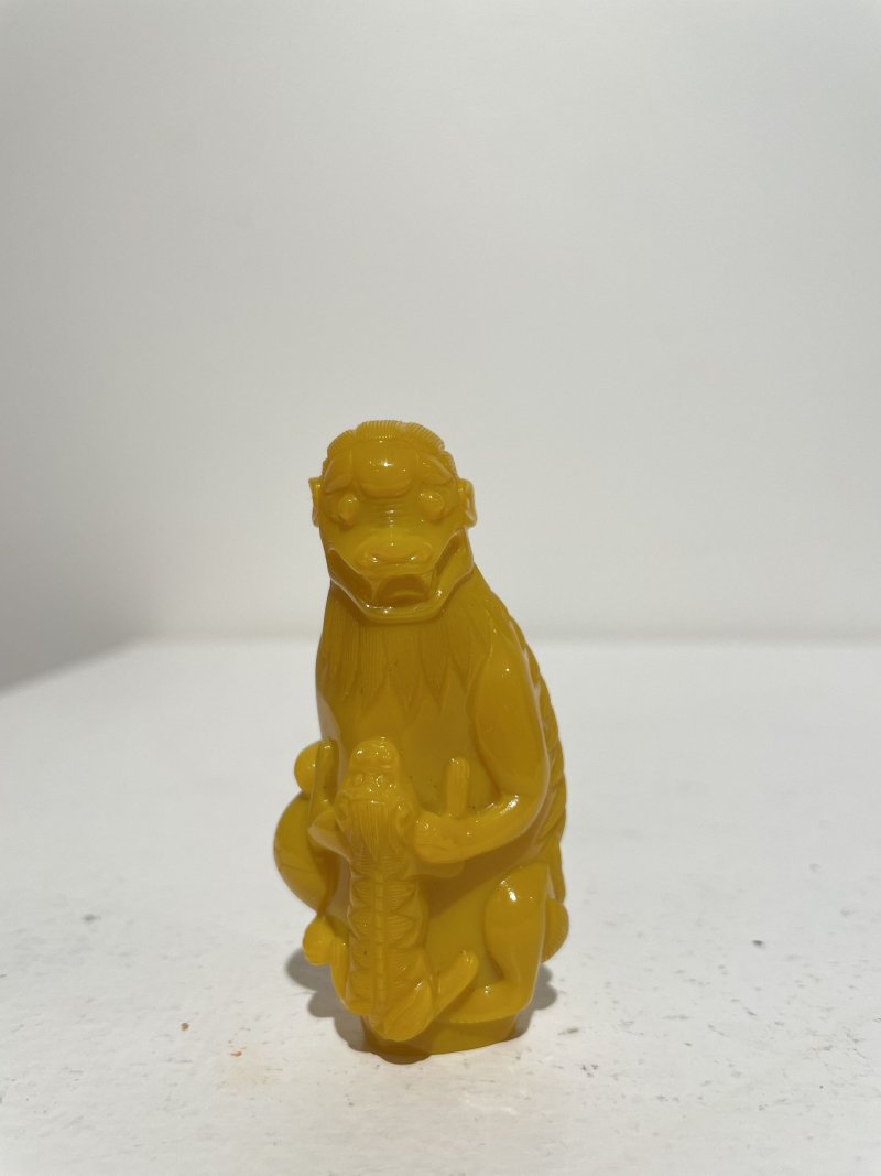 民國 雞油黃玻璃蓮瓣紋、「代代封侯」鼻煙壺二件及鼻煙碟二件 | TWO YELLOW GLASS SNUFF BOTTLES AND TWO SNUFF DISHES - 图31