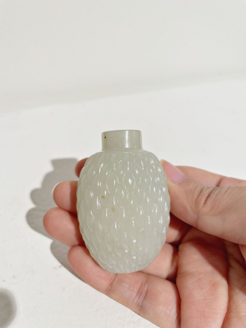 十八/十九世紀 白玉竹簍紋鼻煙壺、翡翠蓋 | A WHITE JADE 'WOVEN BASKET' SNUFF BOTTLE - 图7