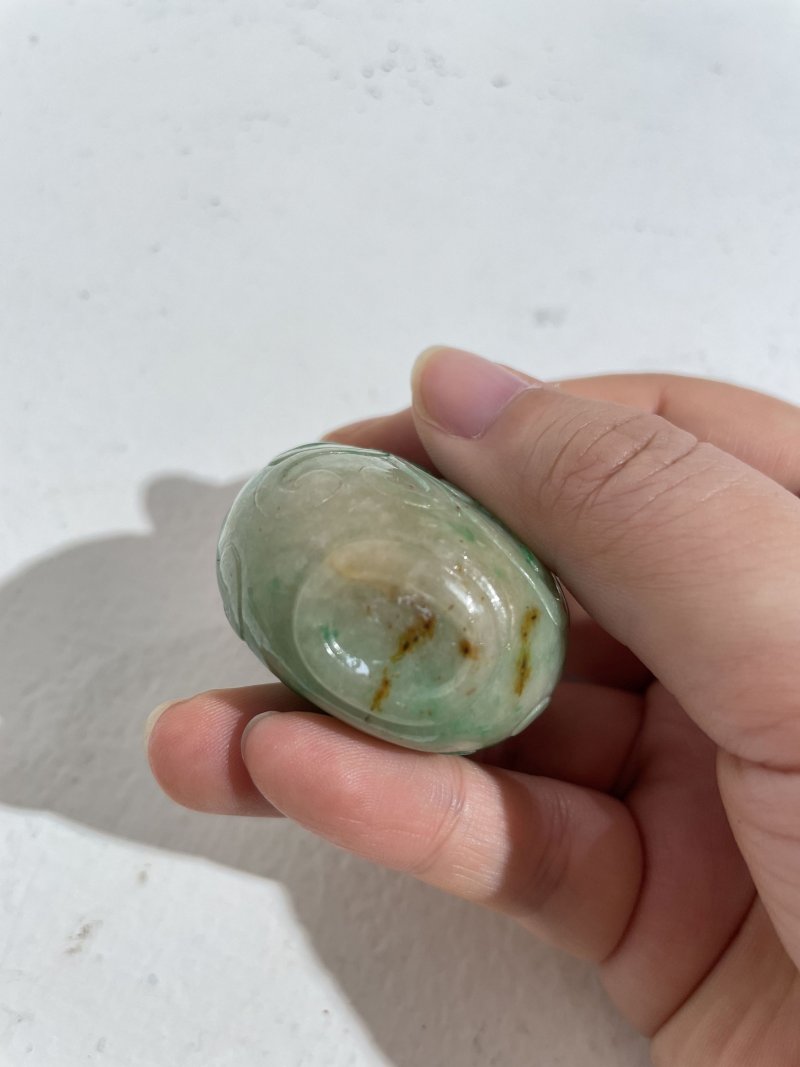 十九世紀 翡翠龍紋鼻煙壺、珊瑚蓋 | AN APPLE-GREEN AND WHITE JADEITE 'DRAGON' SNUFF BOTTLE - 图2