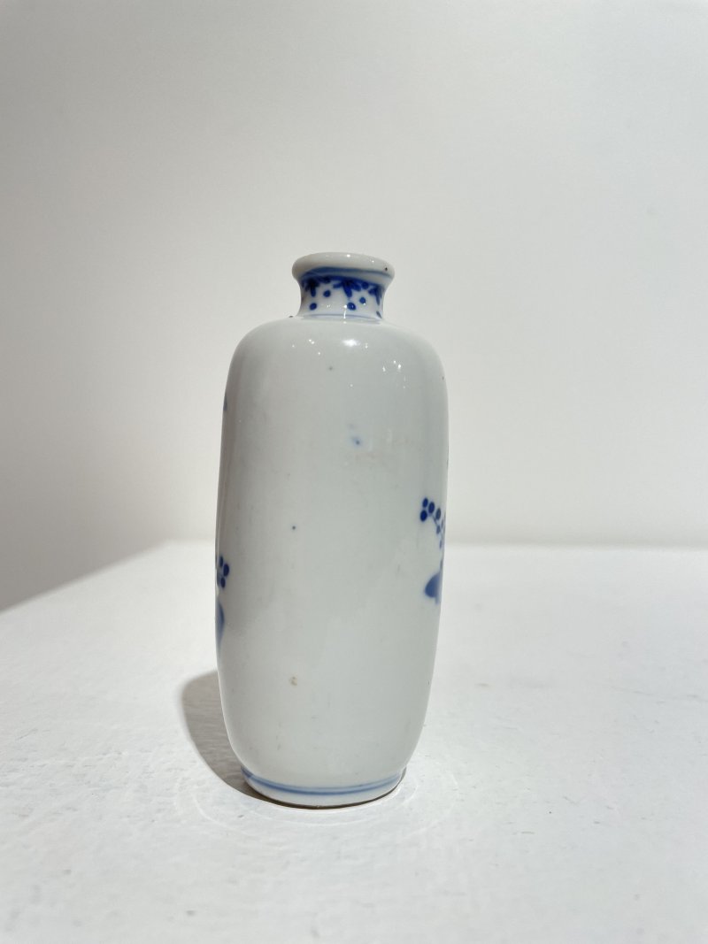 晚清至民國 青花釉裏紅蓮紋、青花人物紋鼻煙壺二件 | AN UNDERGLAZE-BLUE AND COPPER-RED 'LOTUS', AND A BLUE AND WHITE 'FIGURES' SNUFF BOTTLE - 图23