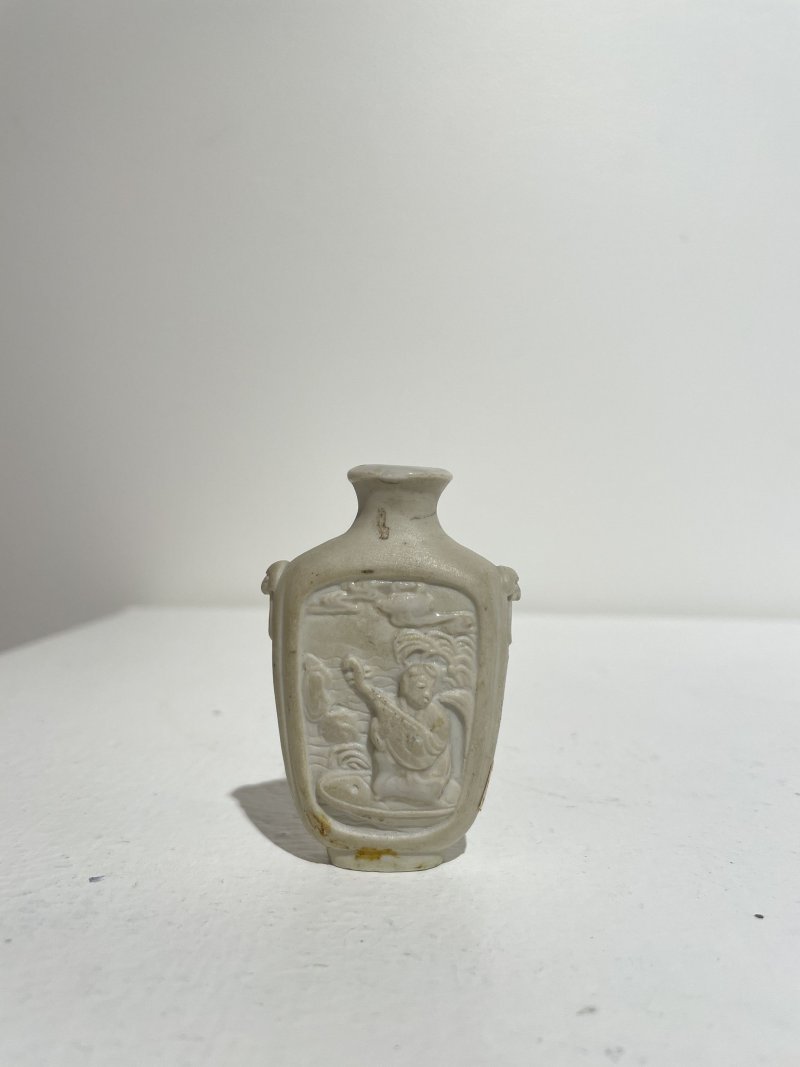 十九世紀 瓷胎模印局部施釉人物紋鼻煙壺、鎏金鳳紋座 | A MOULDED AND PARTIALLY GLAZED BISCUIT 'FIGURES' SNUFF BOTTLE - 图10