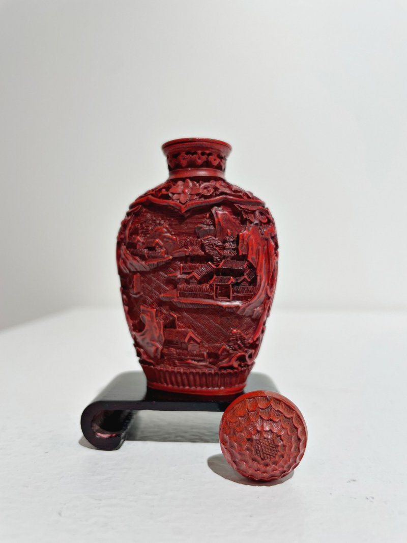 十九世紀 剔紅山水人物故事紋鼻煙壺 | A CINNABAR LACQUER 'LANDSCAPE' SNUFF BOTTLE - 图9