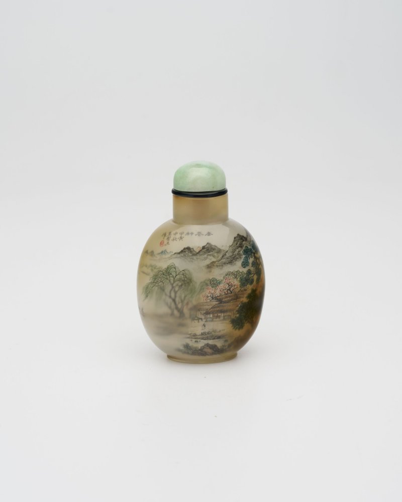 （壺）十九世紀 王習三作 瑪瑙内畫⌈杏巷村⌋鼻煙壺、翡翠蓋 一九七四年作 | AN INSIDE PAINTED AGATE 'LANDSCAPE' SNUFF BOTTLE