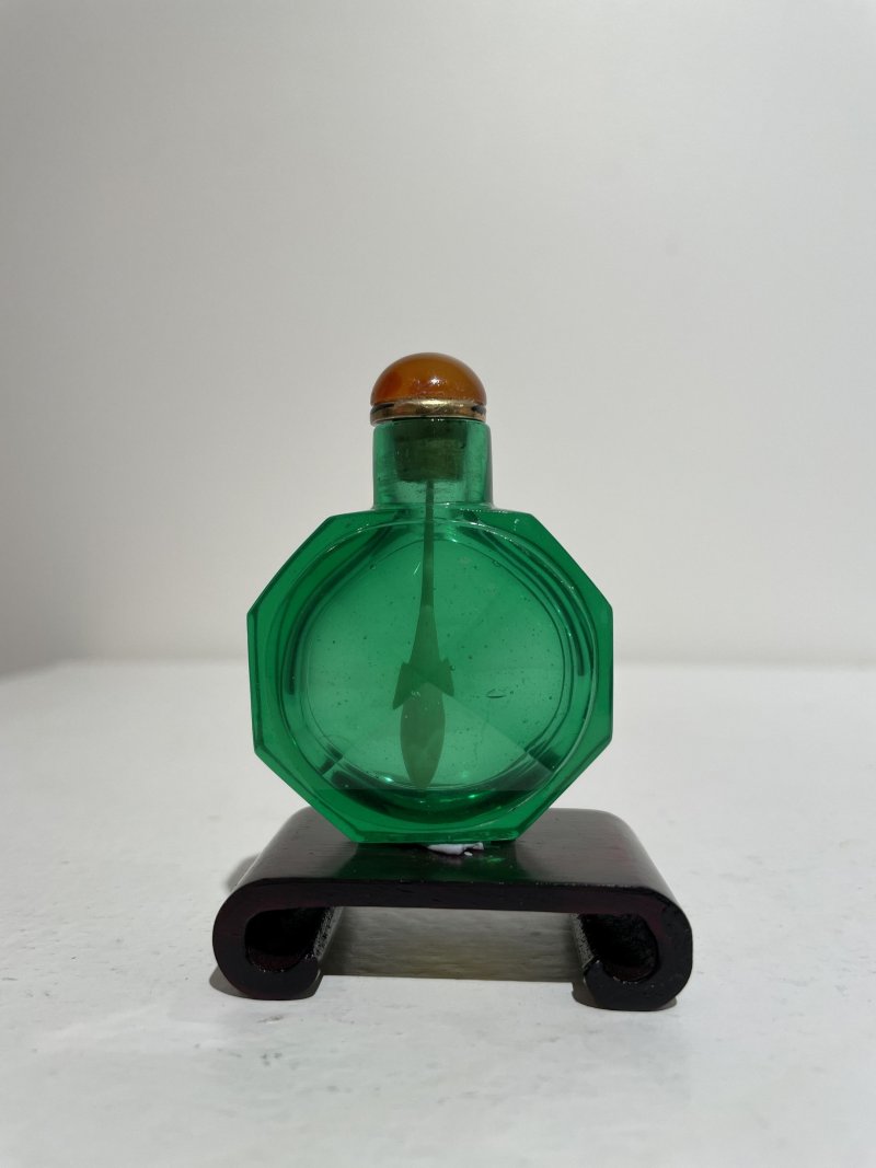 十九世紀中期 綠玻璃八楞式鼻煙壺 ⌈道光年製⌋刻款 | A FACETED GREEN GLASS SNUFF BOTTLE - 图22
