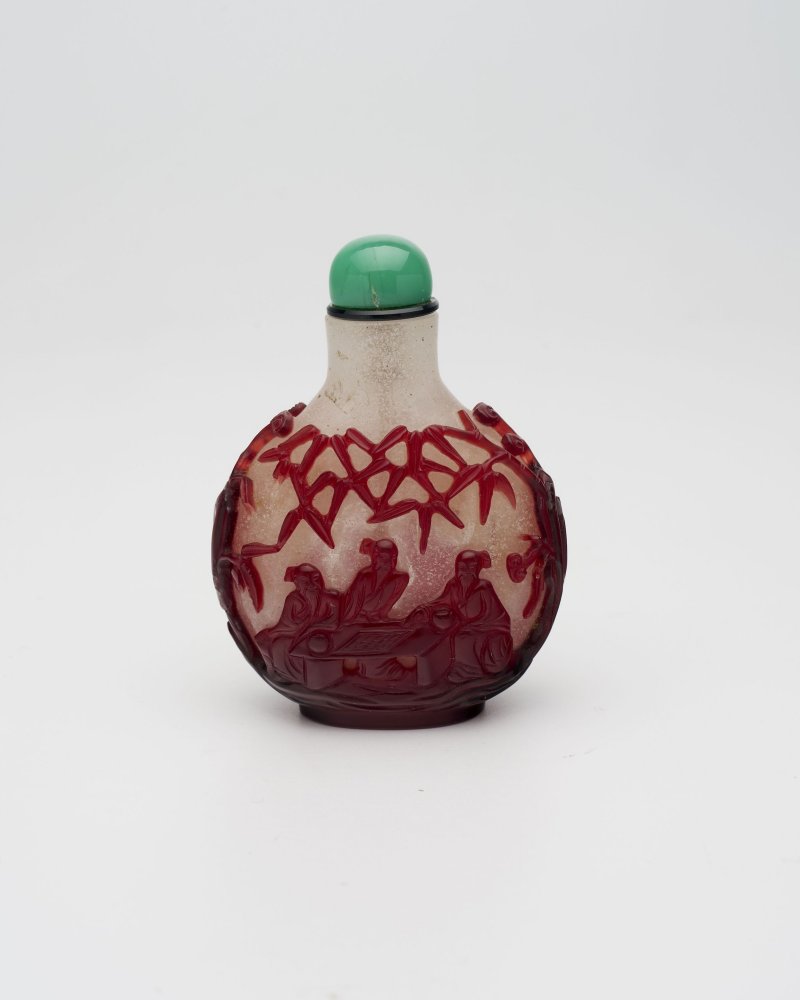 十九世紀 霏雪地套紅玻璃⌈竹林七賢⌋鼻煙壺 | A RED OVERLAY GLASS 'SCHOLARS' SNUFF BOTTLE - 图12