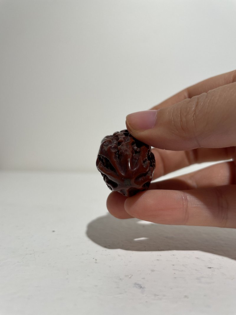 十九世紀 根珀、核桃鼻煙壺二件 | A ROOT AMBER AND A LACQUERED WALNUT SNUFF BOTTLE - 图17