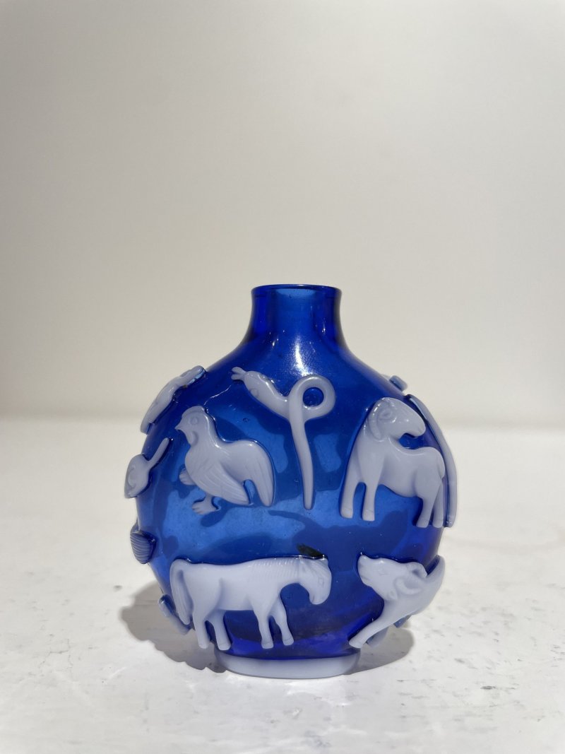 十九世紀 藍地套白玻璃十二生肖紋鼻煙壺 | A WHITE OVERLAY SAPPHIRE GLASS 'ZODIAC' SNUFF BOTTLE - 图9