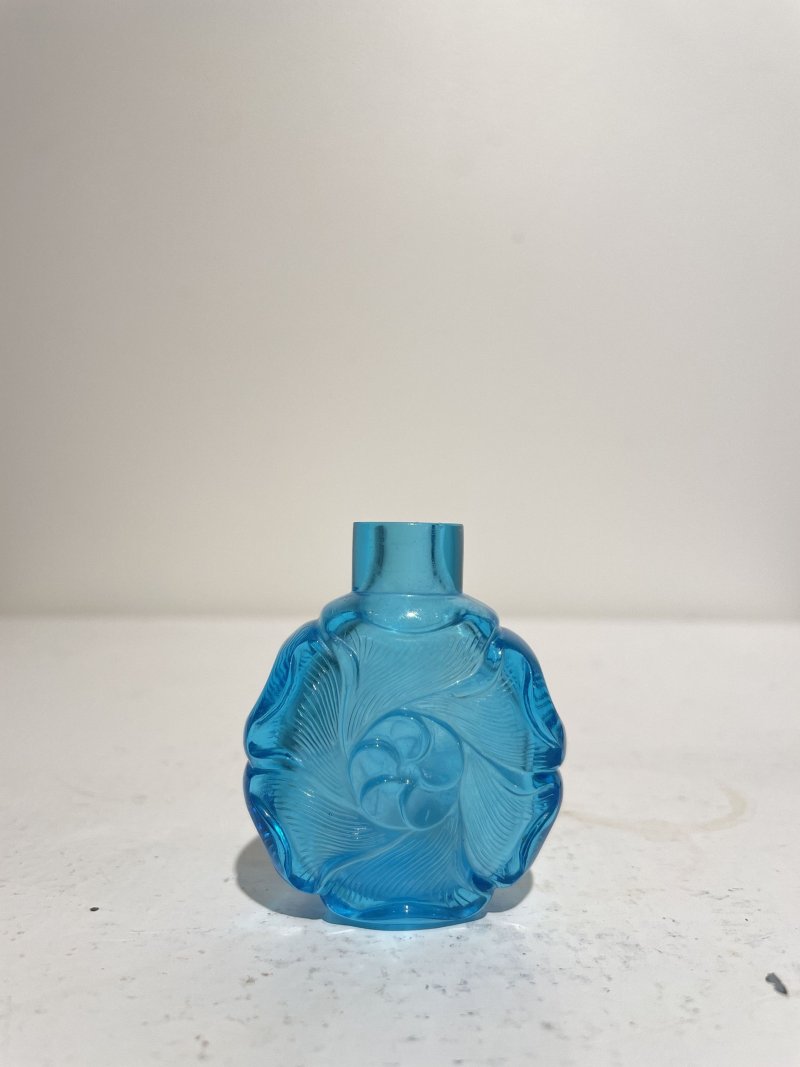 十九世紀 藍色玻璃金葵紋鼻煙壺二件 | TWO BLUE GLASS 'MALLOW' SNUFF BOTTLES - 图12